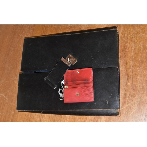 580 - AN EARLY 20TH CENTURY BLACK LEATHER STATIONERY FOLDER FITTED WITH 9CT GOLD CLASP, hallmarked for Cha... 