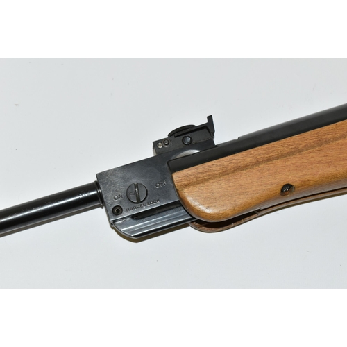 186 - A .22'' WEBLEY & SCOTT HAWK AIR RIFLE, serial number 16300, in good working order and retaining most... 