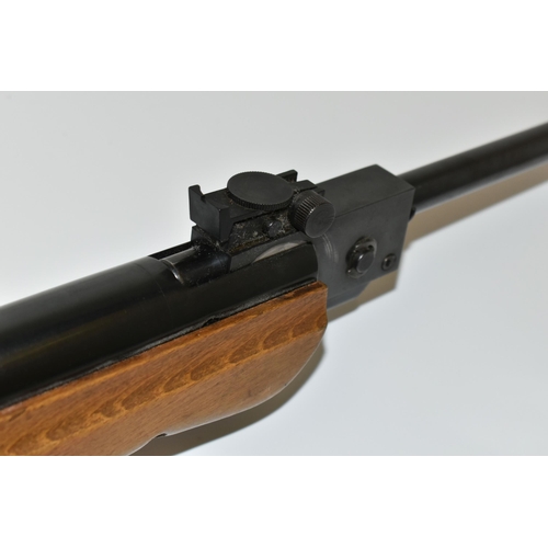 186 - A .22'' WEBLEY & SCOTT HAWK AIR RIFLE, serial number 16300, in good working order and retaining most... 