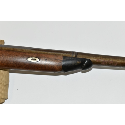 193 - AN ANTIQUE 11 BORE SINGLE BARREL PERCUSSION SHOTGUN FITTED WITH A HIGH QUALITY DAMASCUS 31'' BARREL,... 