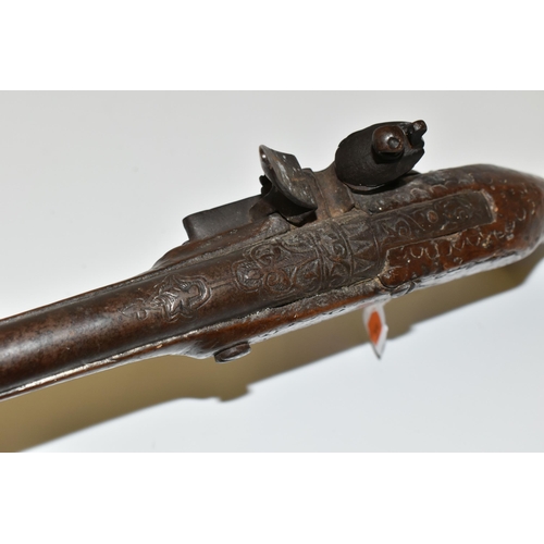 200 - AN ANTIQUE BLUNDERBUSS FLINTLOCK PISTOL, 0f poor quality, fitted with a flared butt and muzzle, it b... 