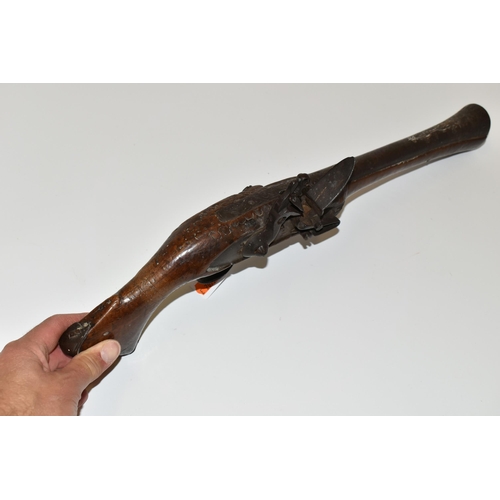 200 - AN ANTIQUE BLUNDERBUSS FLINTLOCK PISTOL, 0f poor quality, fitted with a flared butt and muzzle, it b... 