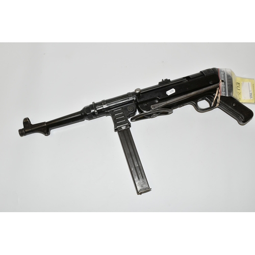 257 - A WWII GERMAN 9MM MP40 SCHMEISSER SUB MACHINE GUN, marked byf, signifying production by Erma, serial... 