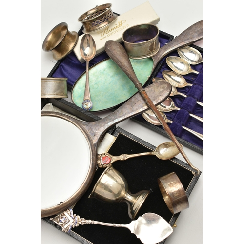 115 - AN ASSORTMENT OF SILVER ITEMS, to include a cased egg cup, a cased set of six teaspoons, four assort... 