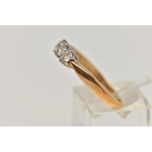 2 - AN 18CT GOLD DIAMOND THREE STONE RING, set with three round brilliant cut diamonds, estimated total ... 