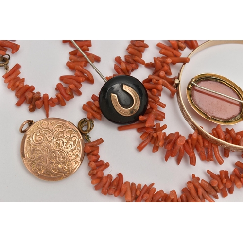 56 - AN ASSORTMENT OF EARLY AND MID 20TH CENTURY JEWELLERY, to include a gold front and back circular loc... 