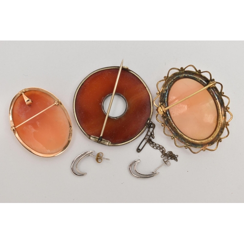 58 - A SMALL ASSORTMENT OF JEWELLERY, to include an early 20th century agate brooch, an Italian shell cam... 