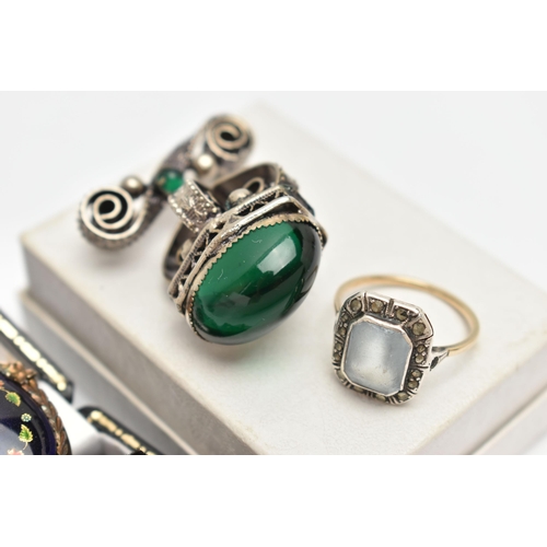 98 - A SMALL ASSORTMENT OF JEWELLERY, to include a pair of small diamond earrings in yellow metal setting... 