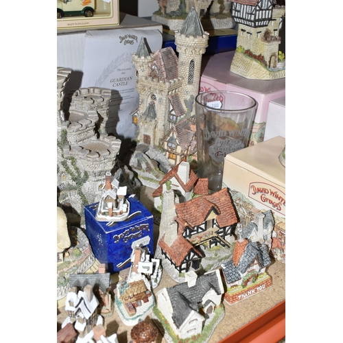 378 - A LARGE COLLECTION OF DAVID WINTER COTTAGES AND BOX OF COLLECTOR'S MAGAZINES, most pieces are boxed,... 