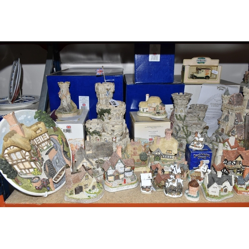 378 - A LARGE COLLECTION OF DAVID WINTER COTTAGES AND BOX OF COLLECTOR'S MAGAZINES, most pieces are boxed,... 