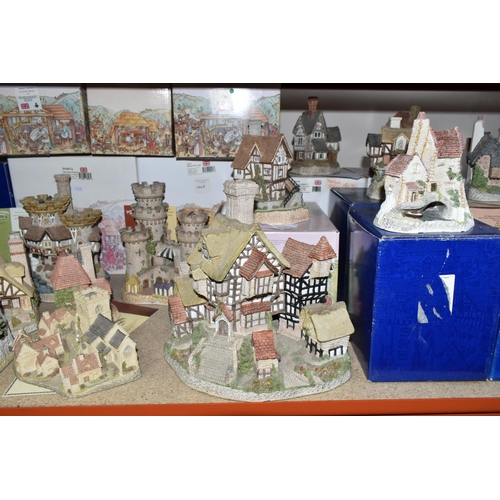 378 - A LARGE COLLECTION OF DAVID WINTER COTTAGES AND BOX OF COLLECTOR'S MAGAZINES, most pieces are boxed,... 