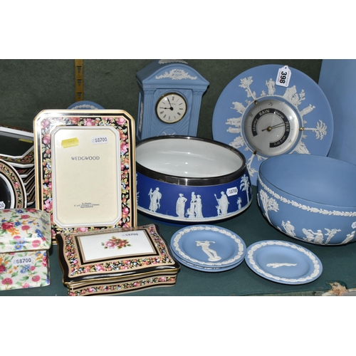 398 - A COLLECTION OF WEDGWOOD GIFTWARES AND SUNDRY ITEMS, to include a pale blue Wedgwood Jasperware baro... 