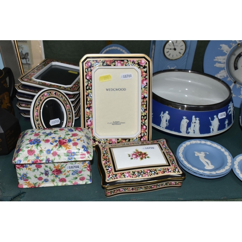 398 - A COLLECTION OF WEDGWOOD GIFTWARES AND SUNDRY ITEMS, to include a pale blue Wedgwood Jasperware baro... 