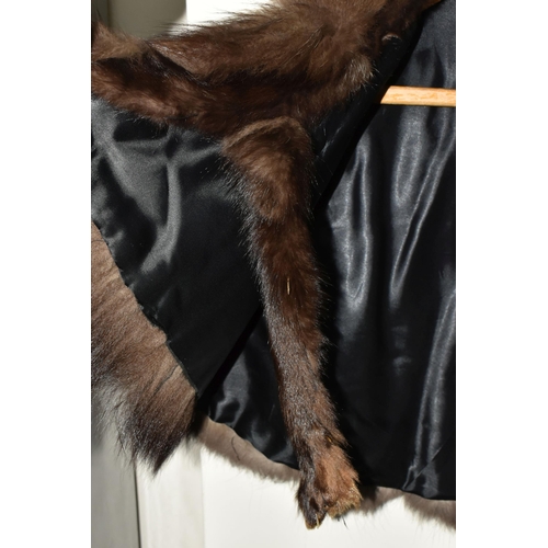 400 - A 1930'S VINTAGE FOX FUR STOLE, a glossy dark brown and grizzle stole (1) (Condition Report: light s... 