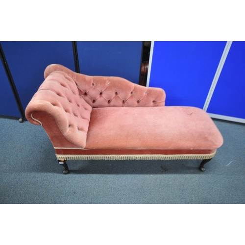 1422 - A REPRODUCTION CHAISE LOUNGE, with pink upholstery (condition report: in need of a clean)