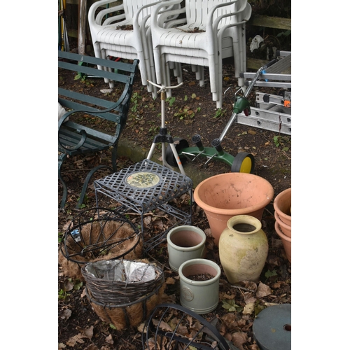 1017 - A SELECTION OF MISCELLANEOUS GARDEN ITEMS, to include twenty plus plant pots, a pair of aluminium be... 