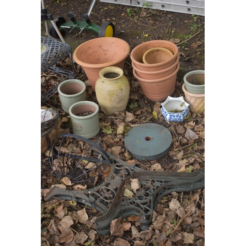 1017 - A SELECTION OF MISCELLANEOUS GARDEN ITEMS, to include twenty plus plant pots, a pair of aluminium be... 