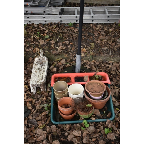 1017 - A SELECTION OF MISCELLANEOUS GARDEN ITEMS, to include twenty plus plant pots, a pair of aluminium be... 