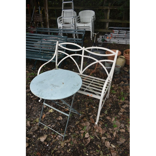 1019 - A MODERN ALUMINIUM GARDEN BENCH, length 110cm and a circular folding table (condition report: some r... 