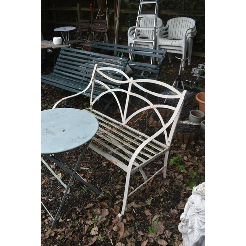 1019 - A MODERN ALUMINIUM GARDEN BENCH, length 110cm and a circular folding table (condition report: some r... 