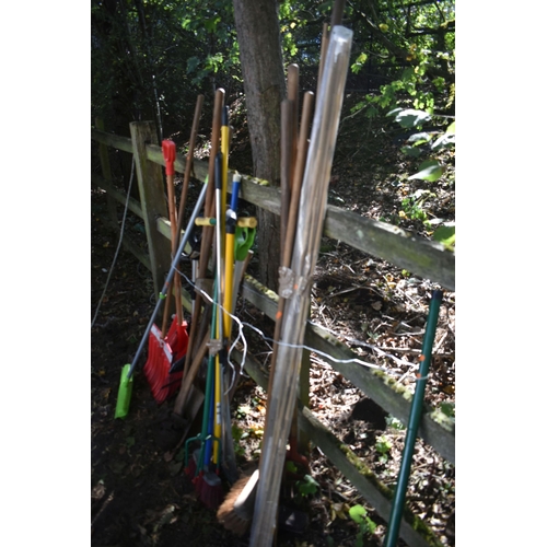 1030 - A SELECTION OF GARDEN TOOLS, to include shovels, spades, forks, brushes, etc (20+)