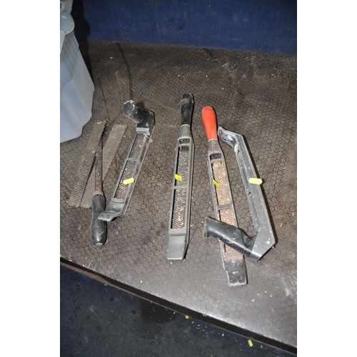 1058 - A DRAWER CONTAINING WOOD CHISELS AND GOUGES by Stanley, Marple's, Workzone, thirty one carving chise... 