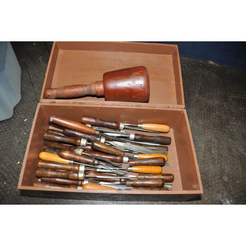 1058 - A DRAWER CONTAINING WOOD CHISELS AND GOUGES by Stanley, Marple's, Workzone, thirty one carving chise... 