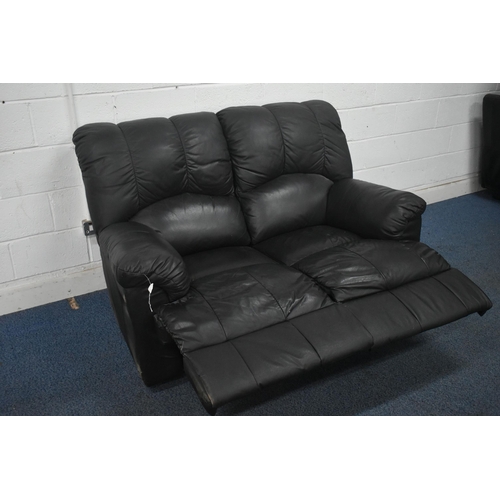 1412 - A BLACK LEATHER MANUAL RECLINING TWO SEATER SETTEE, length 154cm x depth 104cm