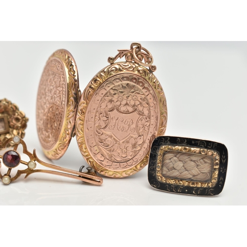 61 - FOUR LATE 19TH CENTURY/EARLY 20TH CENTURY BROOCHES AND A LOCKET, to include a small rectangular mour... 