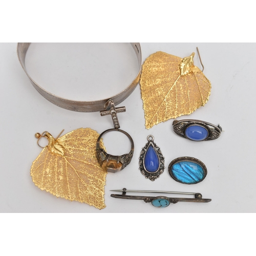 68 - A SMALL ASSORTMENT OF JEWELLERY, to include an Arts and Crafts white metal chalcedony cabochon set b... 