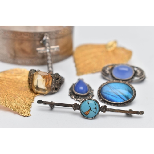 68 - A SMALL ASSORTMENT OF JEWELLERY, to include an Arts and Crafts white metal chalcedony cabochon set b... 