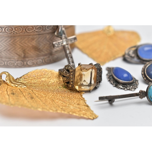 68 - A SMALL ASSORTMENT OF JEWELLERY, to include an Arts and Crafts white metal chalcedony cabochon set b... 