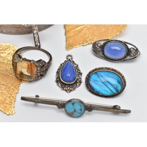 68 - A SMALL ASSORTMENT OF JEWELLERY, to include an Arts and Crafts white metal chalcedony cabochon set b... 