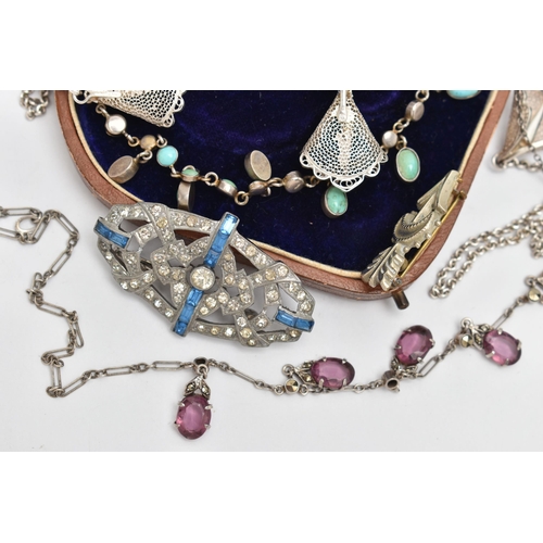 88 - A SMALL ASSORTMENT OF EARLY 20TH CENTURY AND MID CENTURY JEWELLERY, to include a paste art deco broo... 