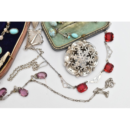 88 - A SMALL ASSORTMENT OF EARLY 20TH CENTURY AND MID CENTURY JEWELLERY, to include a paste art deco broo... 