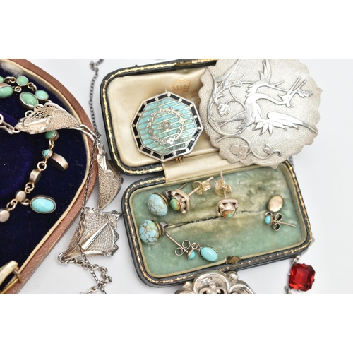 88 - A SMALL ASSORTMENT OF EARLY 20TH CENTURY AND MID CENTURY JEWELLERY, to include a paste art deco broo... 