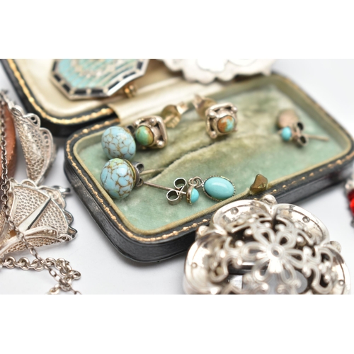 88 - A SMALL ASSORTMENT OF EARLY 20TH CENTURY AND MID CENTURY JEWELLERY, to include a paste art deco broo... 