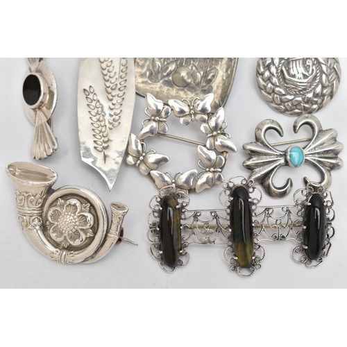 89 - AN ASSORTMENT OF SILVER AND WHITE METAL BROOCHES, to include a circular form Viking brooch, hallmark... 