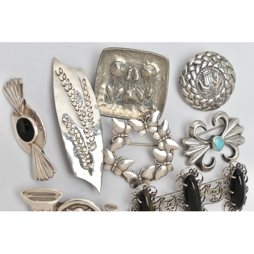 89 - AN ASSORTMENT OF SILVER AND WHITE METAL BROOCHES, to include a circular form Viking brooch, hallmark... 