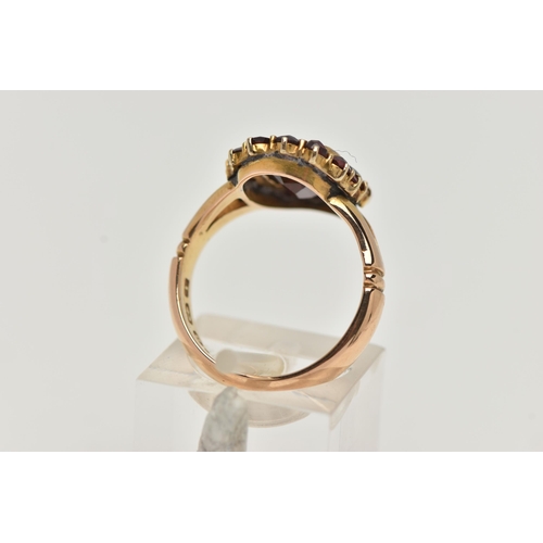 121 - AN EDWARDIAN 18CT GOLD GARNET RING, designed as a rectangular shape garnet within a circular cut gar... 