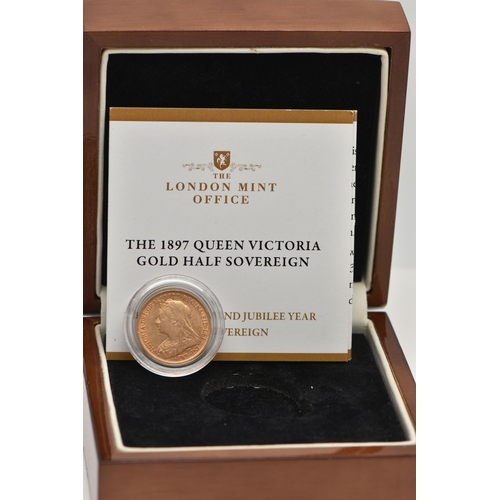 164 - AN 1897 QUEEN VICTORIA GOLD HALF SOVEREIGN COIN IN BOX OF ISSUE WITH ACCOMPANYING CERTIFICATE