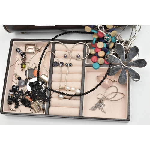 208 - A JEWELLERY BOX WITH CONTENTS OF SILVER AND WHITE METAL JEWELLERY, to include semi-precious gemstone... 