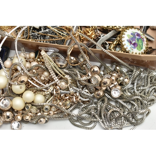 212 - A BOX OF ASSORTED COSTUME JEWELLERY AND ITEMS, to include yellow and white metal chains, pendant nec... 