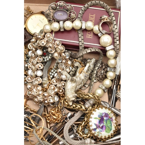 212 - A BOX OF ASSORTED COSTUME JEWELLERY AND ITEMS, to include yellow and white metal chains, pendant nec... 