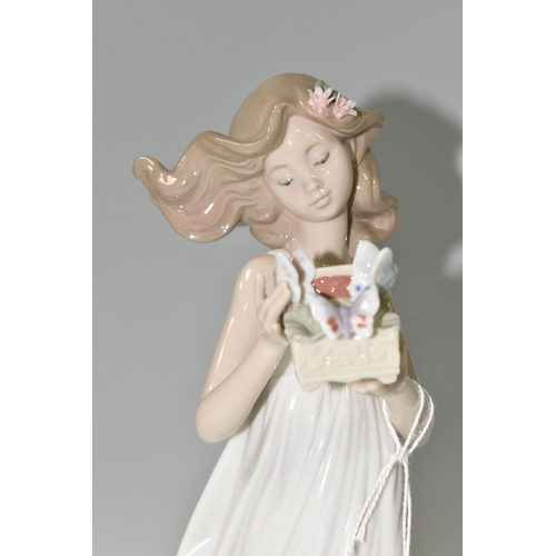 409 - A LLADRO PORCELAIN FIGURE, 'Butterfly Treasures' model no 6777, sculpted by Marco Antonio Noguerón, ... 