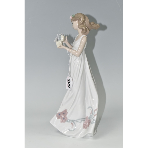 409 - A LLADRO PORCELAIN FIGURE, 'Butterfly Treasures' model no 6777, sculpted by Marco Antonio Noguerón, ... 