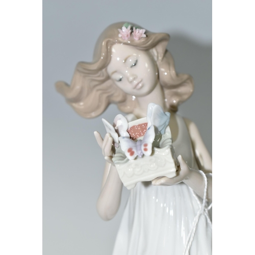 409 - A LLADRO PORCELAIN FIGURE, 'Butterfly Treasures' model no 6777, sculpted by Marco Antonio Noguerón, ... 