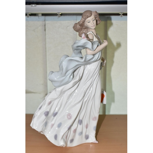 423 - A LLADRO PORCELAIN FIGURE, 'Summer Serenade' from the Women Collection, Model No 6193, sculpted by R... 