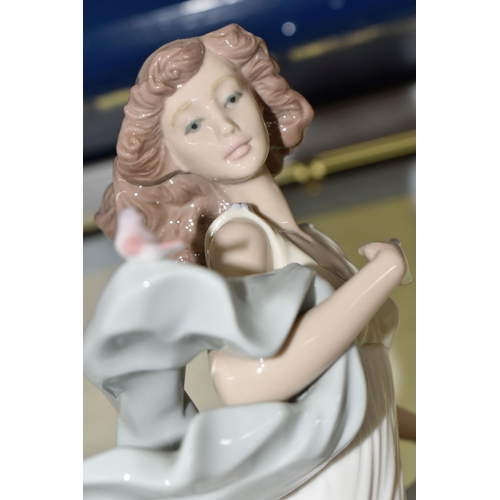 423 - A LLADRO PORCELAIN FIGURE, 'Summer Serenade' from the Women Collection, Model No 6193, sculpted by R... 