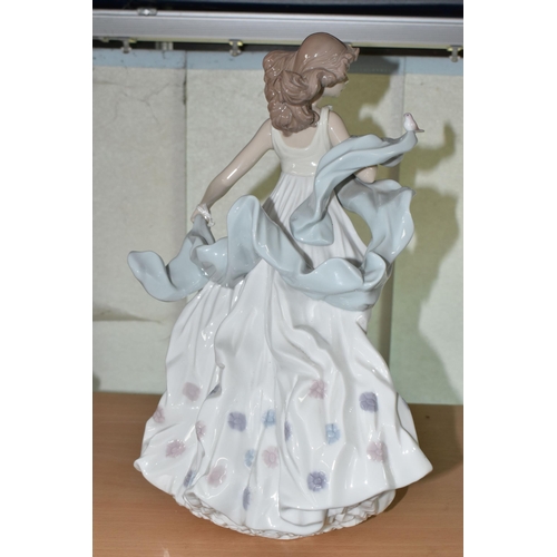 423 - A LLADRO PORCELAIN FIGURE, 'Summer Serenade' from the Women Collection, Model No 6193, sculpted by R... 